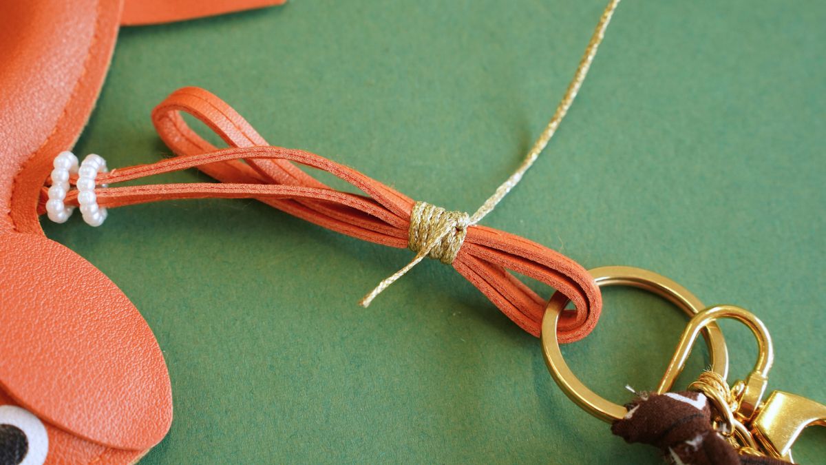 Bijou de sac avec pendentif teckel, pompons et bandana : Etape 12 Bijou de sac avec pendentif teckel, pompons et bandana : Etape 12