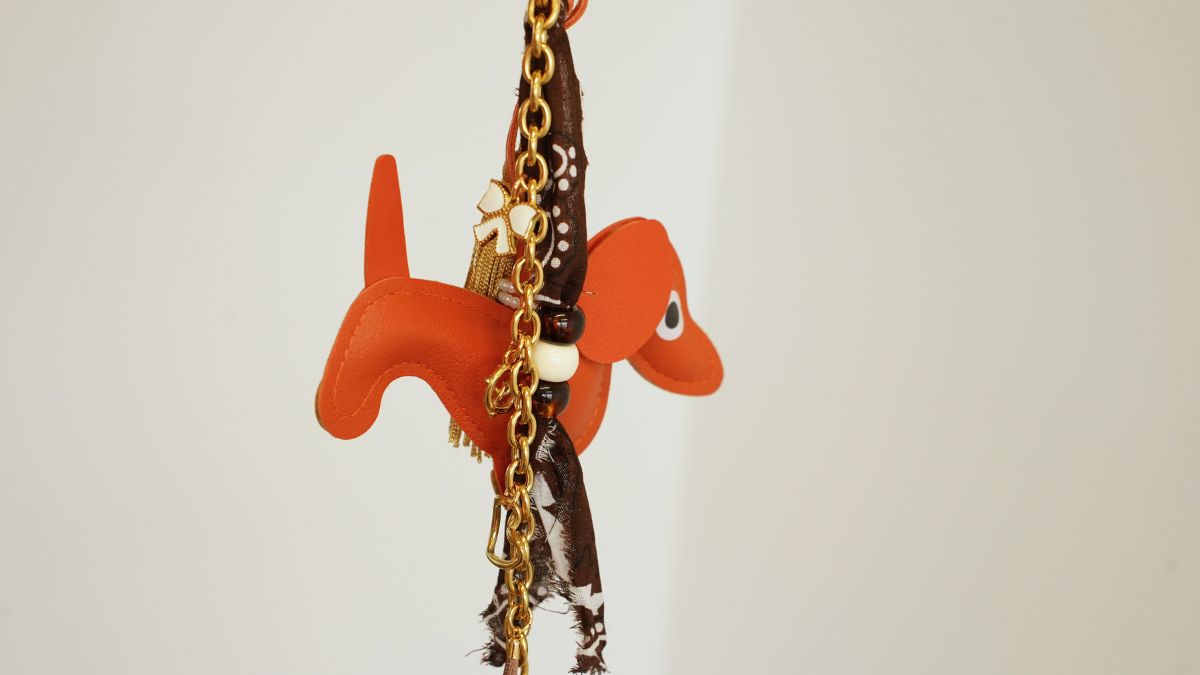 Bijou de sac avec pendentif teckel, pompons et bandana : Etape 13 Bijou de sac avec pendentif teckel, pompons et bandana : Etape 13