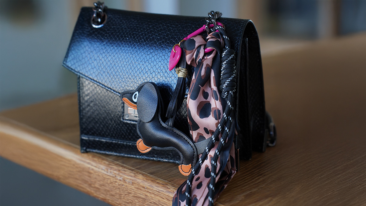 Bijou de sac avec pendentif teckel, pompons et bandana : Etape 14 Bijou de sac avec pendentif teckel, pompons et bandana : Etape 14