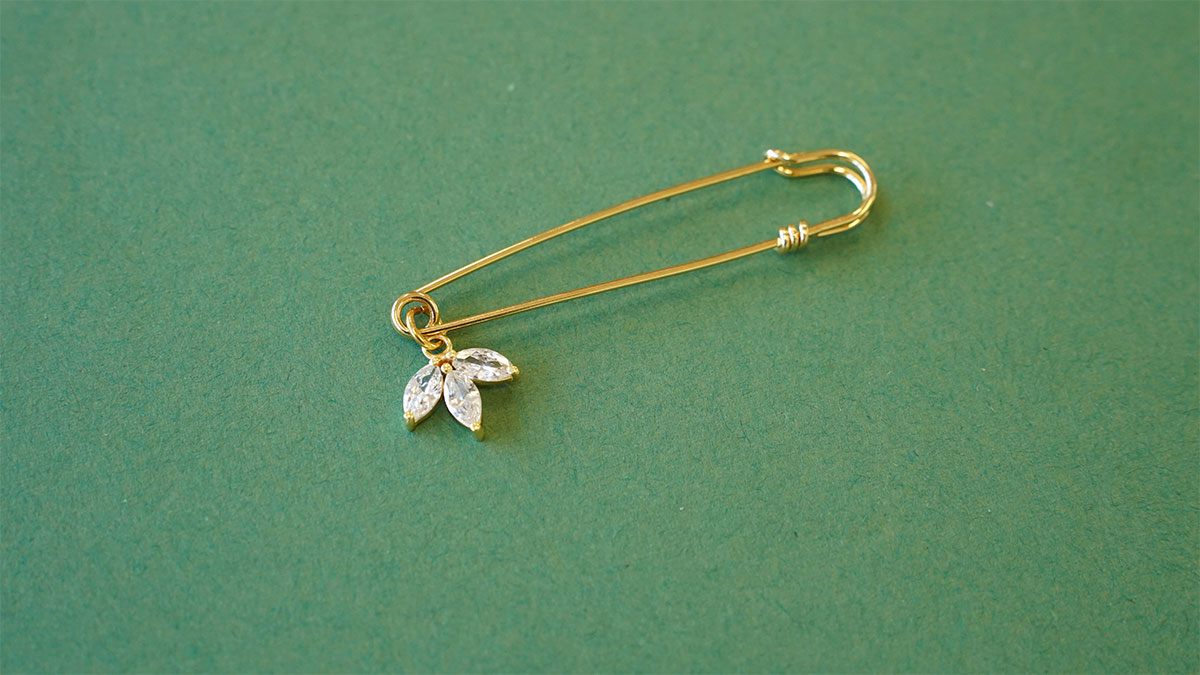 Broche à franges dorées et perles nacrées : Etape 1 Broche à franges dorées et perles nacrées : Etape 1