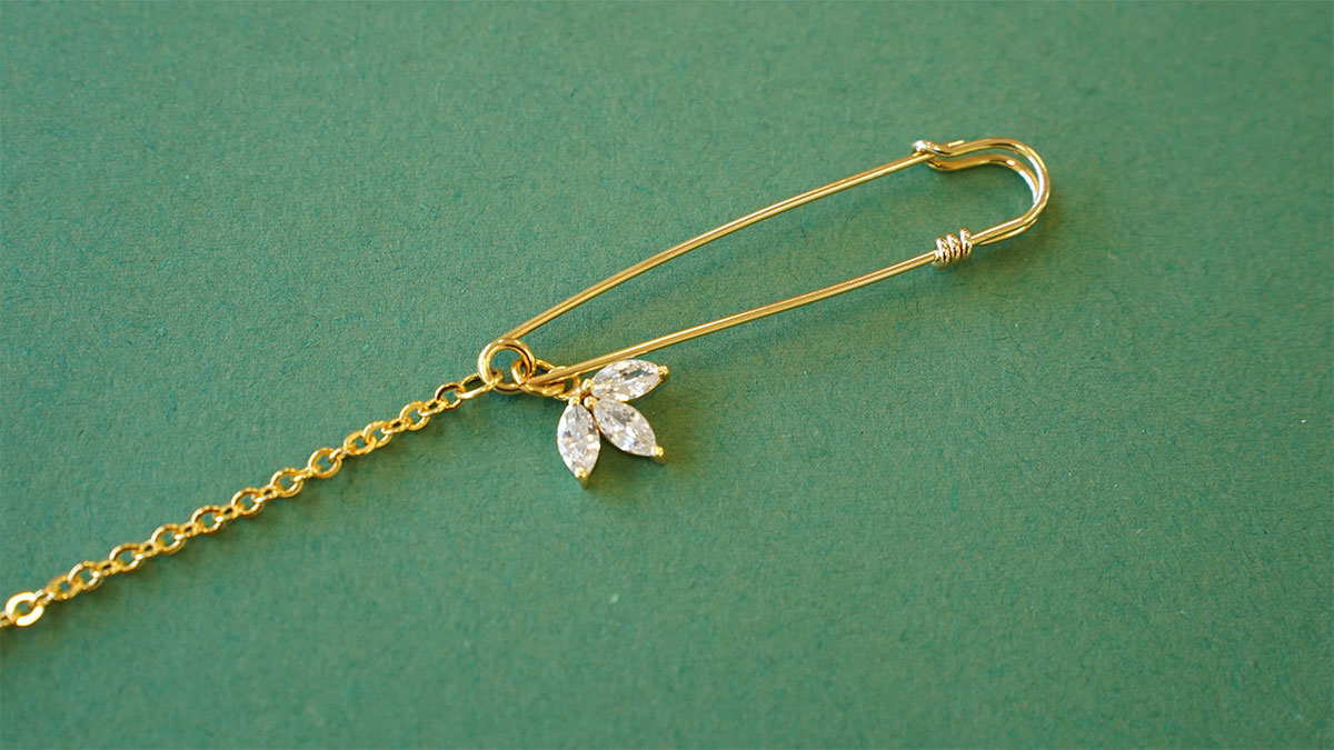 Broche à franges dorées et perles nacrées : Etape 2 Broche à franges dorées et perles nacrées : Etape 2