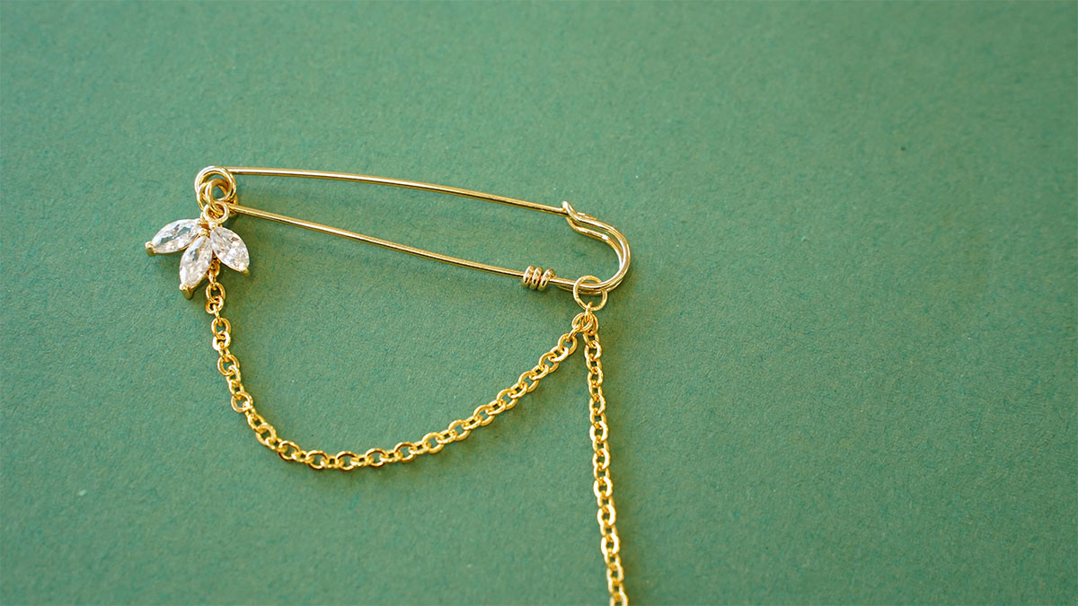 Broche à franges dorées et perles nacrées : Etape 3 Broche à franges dorées et perles nacrées : Etape 3