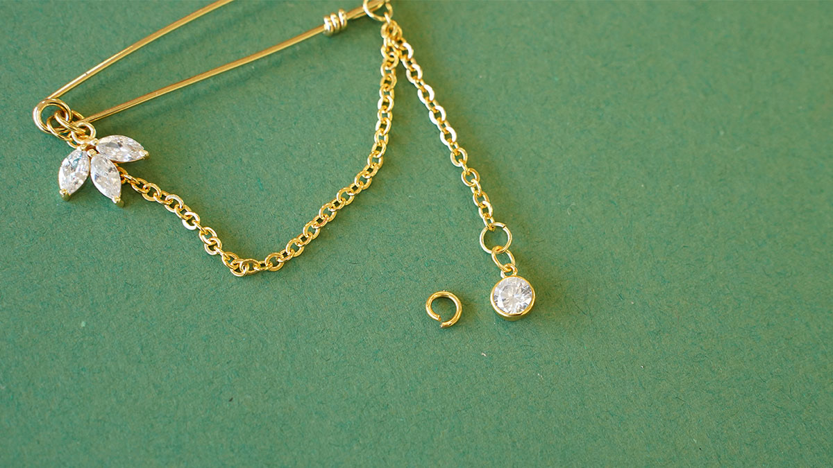 Broche à franges dorées et perles nacrées : Etape 4 Broche à franges dorées et perles nacrées : Etape 4