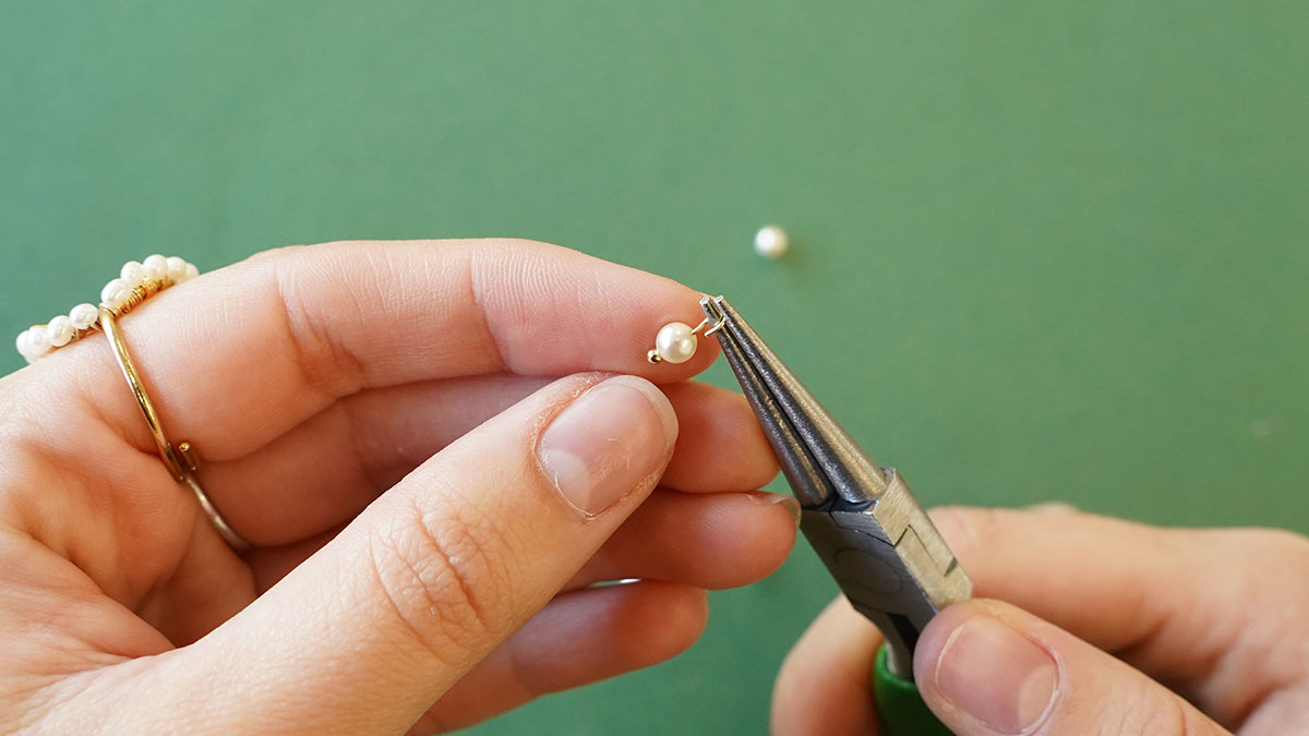 Broche à franges dorées et perles nacrées : Etape 5 Broche à franges dorées et perles nacrées : Etape 5