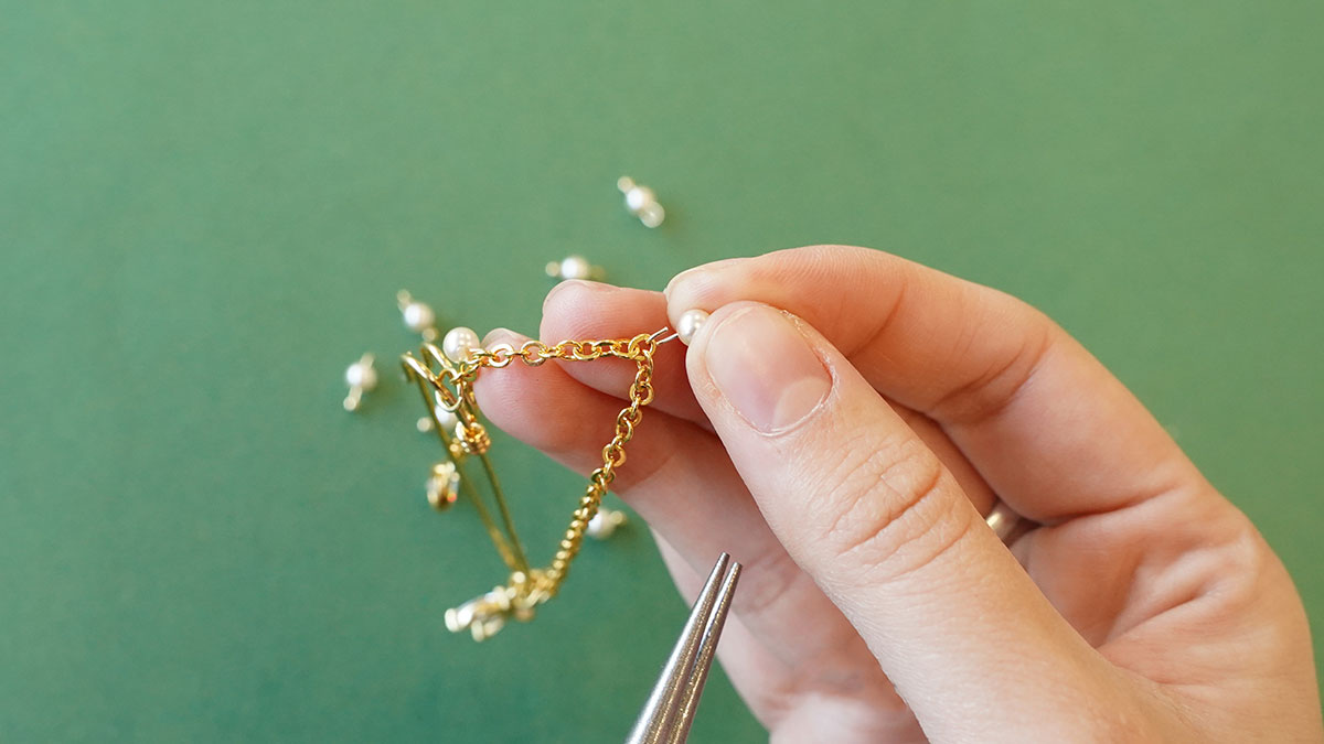 Broche à franges dorées et perles nacrées : Etape 6 Broche à franges dorées et perles nacrées : Etape 6