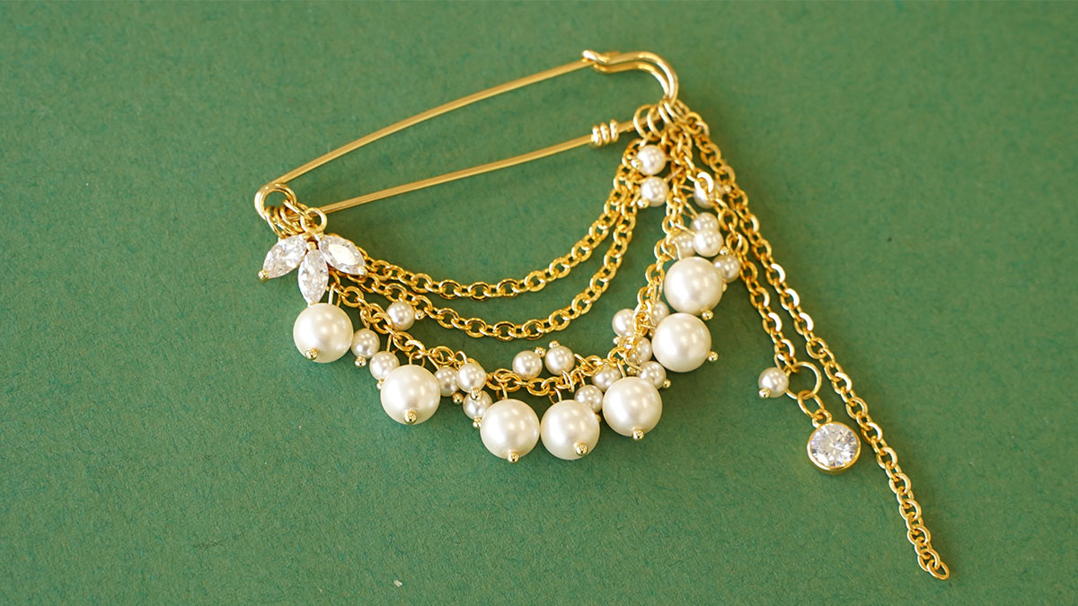 Broche à franges dorées et perles nacrées : Etape 9 Broche à franges dorées et perles nacrées : Etape 9