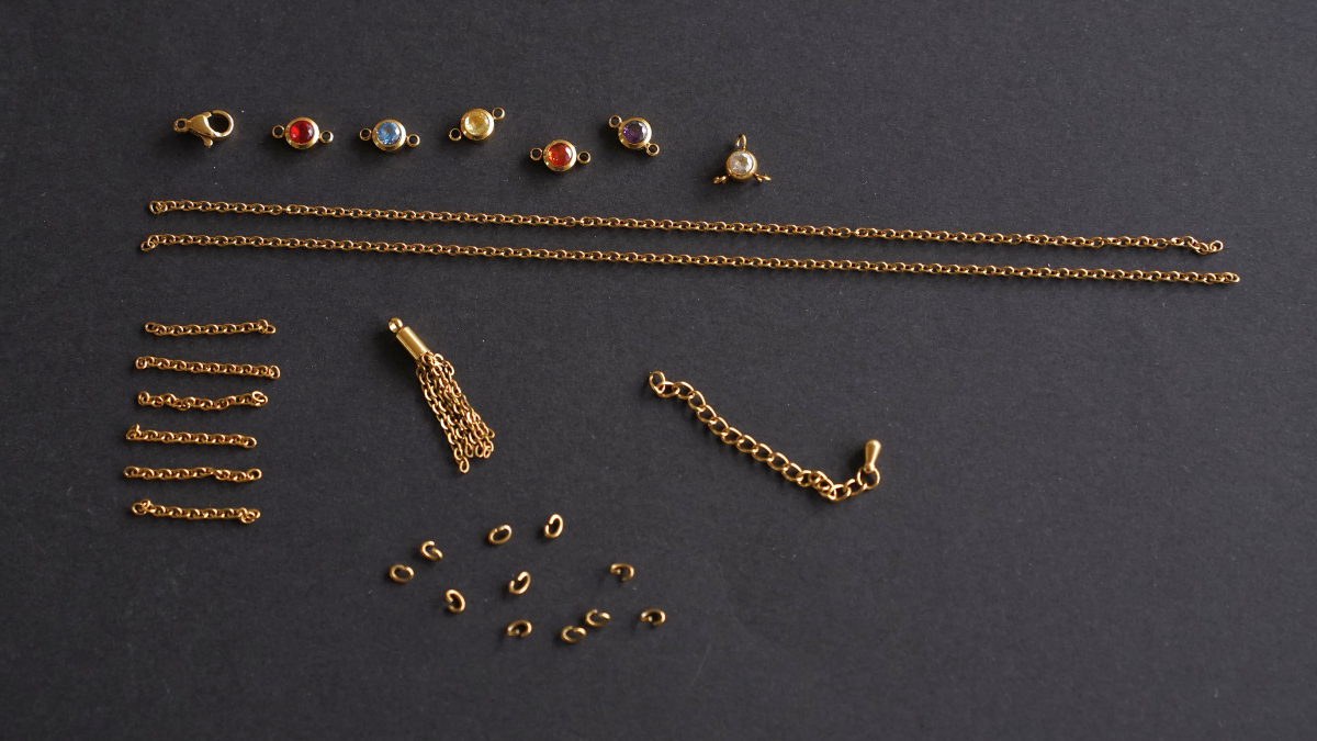 Collier cascade zircons et pompon en acier inoxydable : Etape 1 Collier cascade zircons et pompon en acier inoxydable : Etape 1