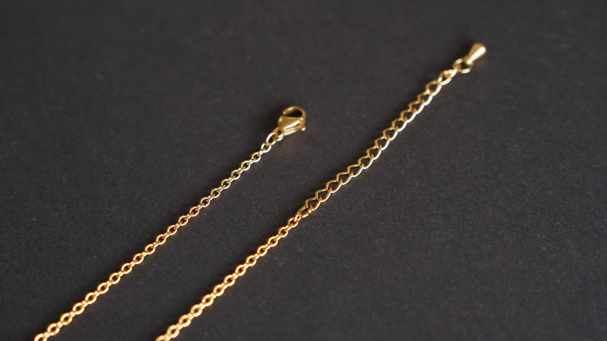 Collier cascade zircons et pompon en acier inoxydable : Etape 2 Collier cascade zircons et pompon en acier inoxydable : Etape 2