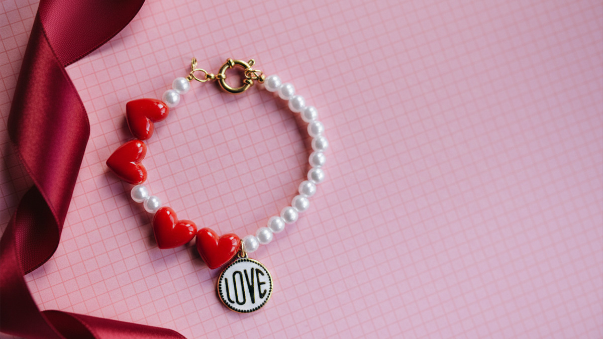 DIY bracelet Saint-Valentin avec cœurs rouges et perles nacrées DIY bracelet Saint-Valentin avec cœurs rouges et perles nacrées