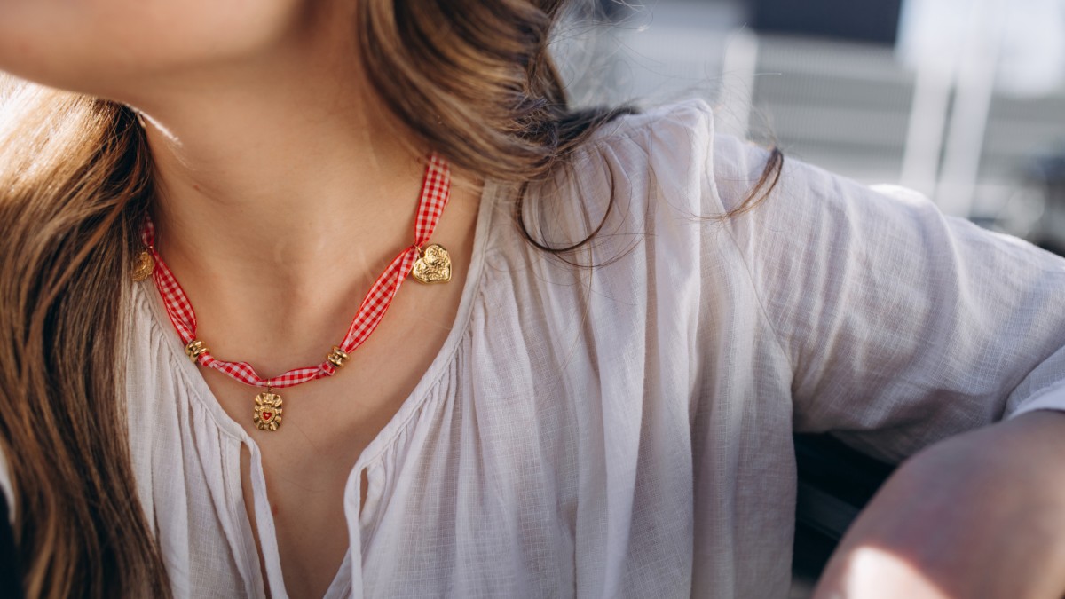 Collier ruban Vichy et breloques coeurs Collier ruban Vichy et breloques coeurs