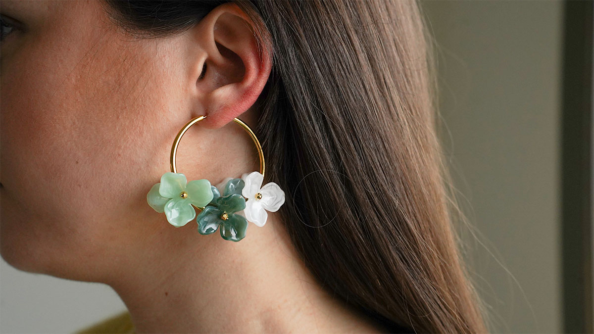 Créoles en acier inox doré avec des fleurs Créoles en acier inox doré avec des fleurs