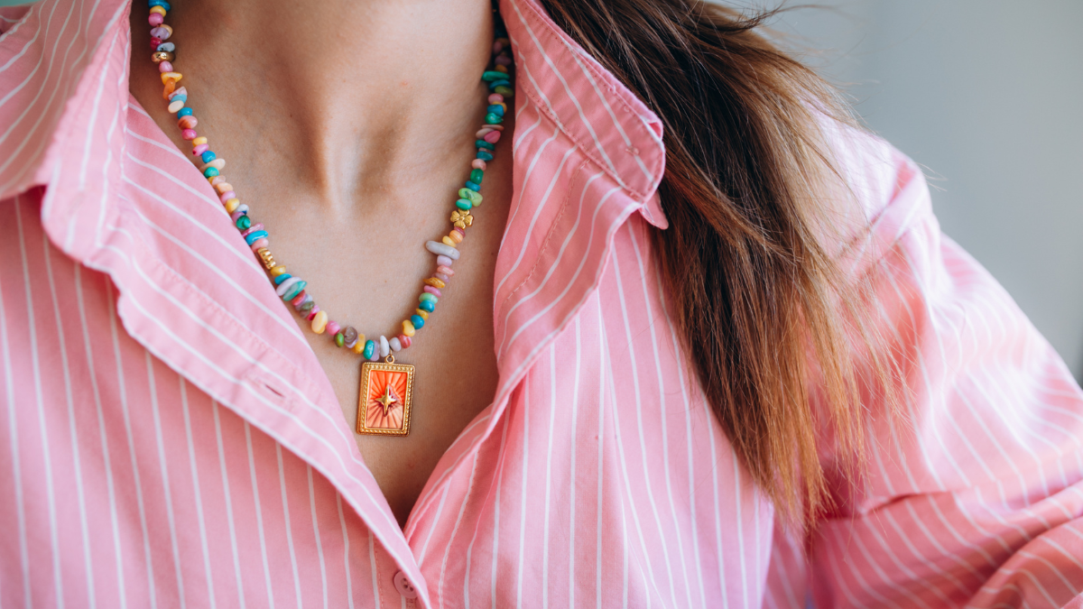 Collier perles mulitcolores et pendentif acier inox Collier perles mulitcolores et pendentif acier inox