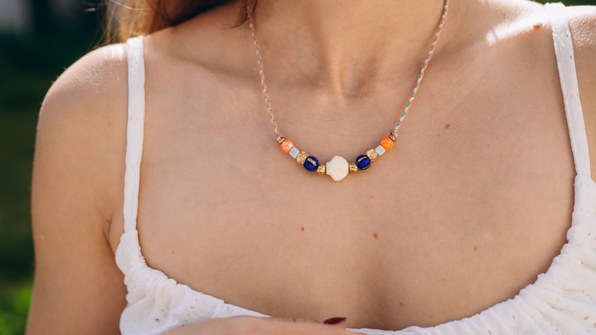 Collier cordon avec perles multicolores Collier cordon avec perles multicolores