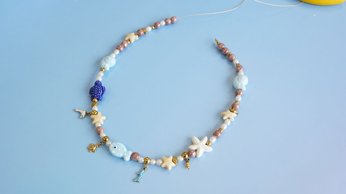 Collier avec perles céramiques et perles d'eau douce : Etape 5 Collier avec perles céramiques et perles d'eau douce : Etape 5