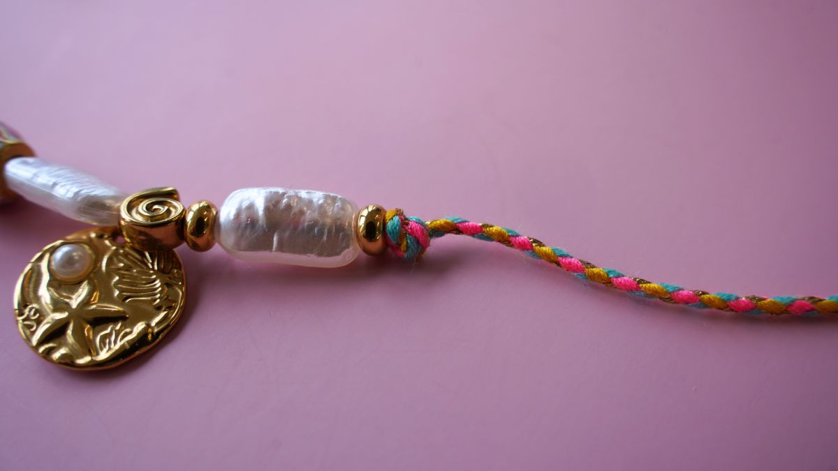 Bracelet marin cordon et breloques : un bijou DIY coloré pour l’été : Etape 5 Bracelet marin cordon et breloques : un bijou DIY coloré pour l’été : Etape 5