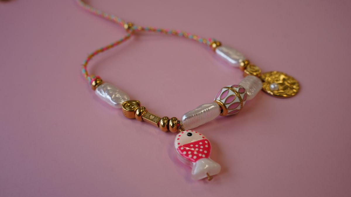 Bracelet marin cordon et breloques : un bijou DIY coloré pour l’été : Etape 7 Bracelet marin cordon et breloques : un bijou DIY coloré pour l’été : Etape 7