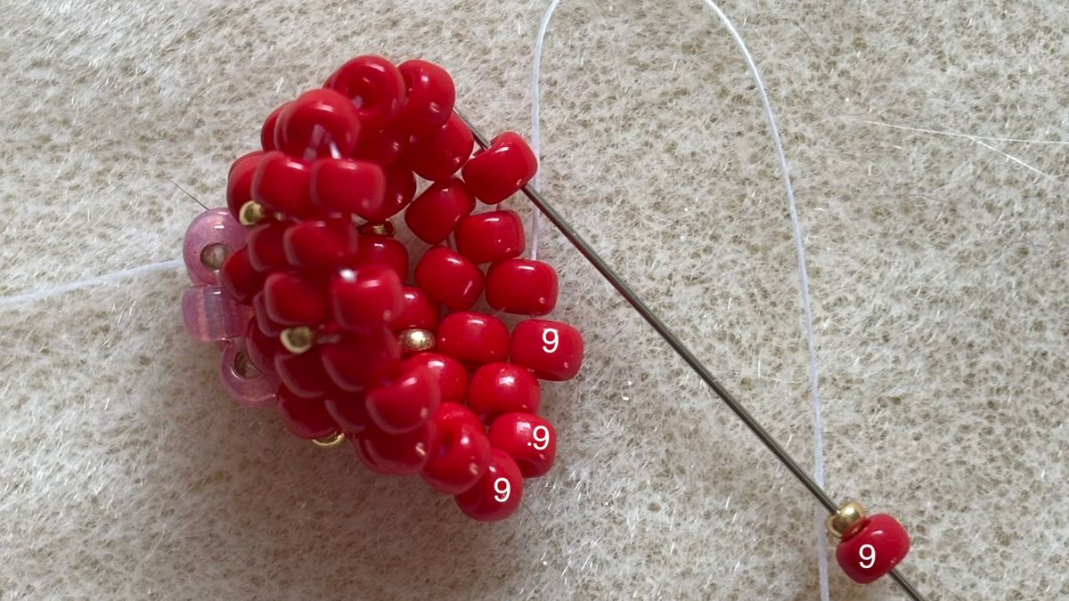 Tissage fraises 3D en peyote circulaire : Etape 6 Tissage fraises 3D en peyote circulaire : Etape 6