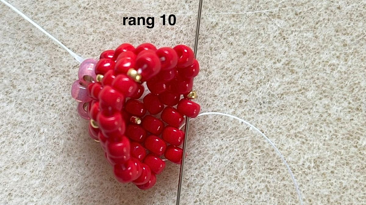 Tissage fraises 3D en peyote circulaire : Etape 7 Tissage fraises 3D en peyote circulaire : Etape 7