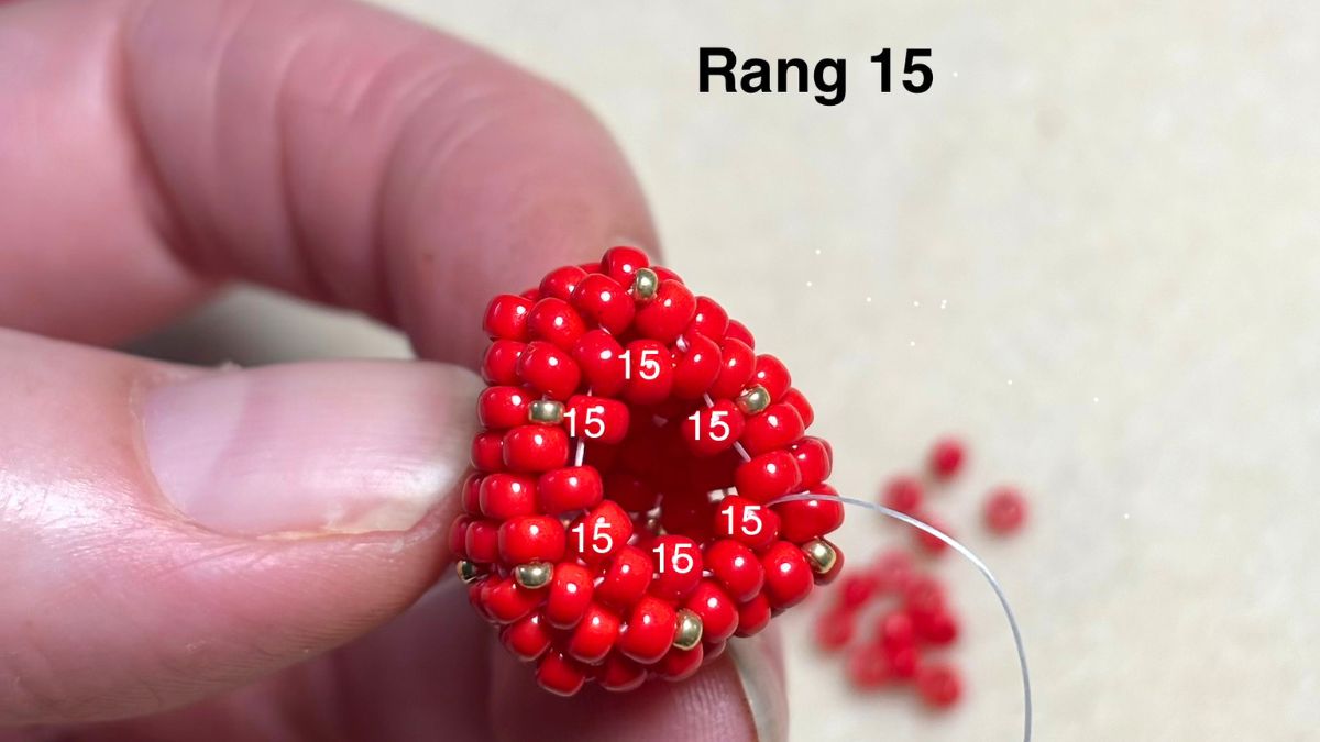 Tissage fraises 3D en peyote circulaire : Etape 9 Tissage fraises 3D en peyote circulaire : Etape 9
