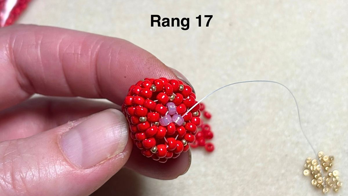 Tissage fraises 3D en peyote circulaire : Etape 10 Tissage fraises 3D en peyote circulaire : Etape 10