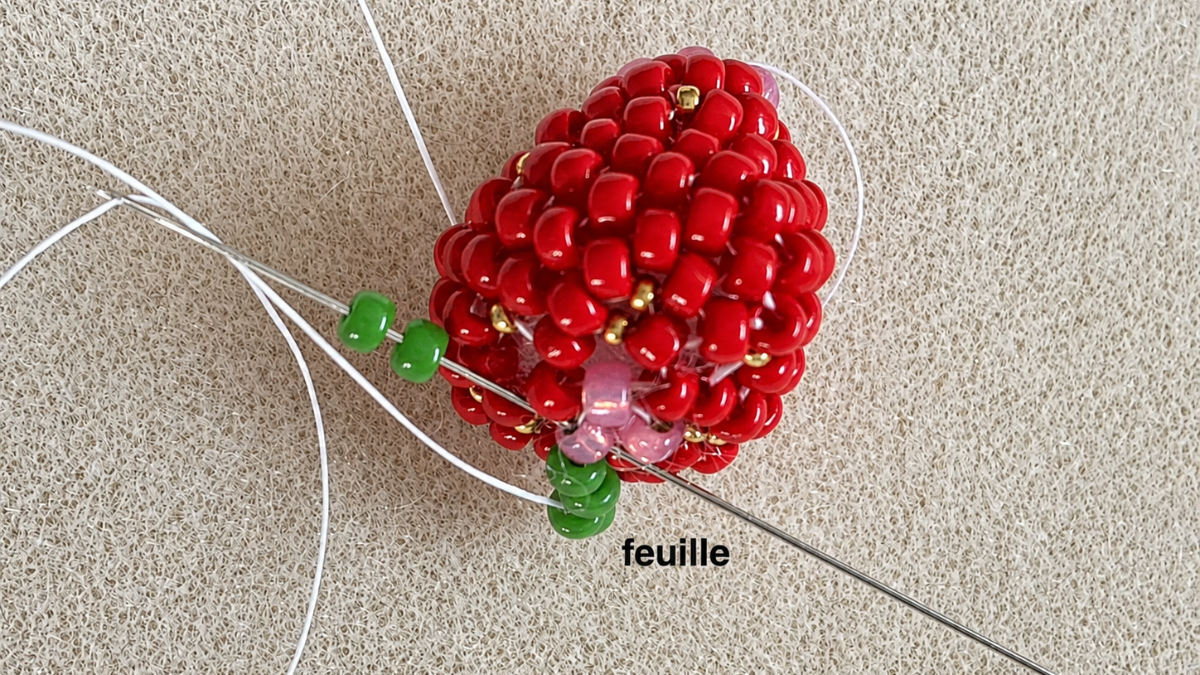 Tissage fraises 3D en peyote circulaire : Etape 11 Tissage fraises 3D en peyote circulaire : Etape 11