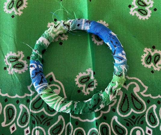 Bracelet jonc en bandana : Etape 4 Bracelet jonc en bandana : Etape 4