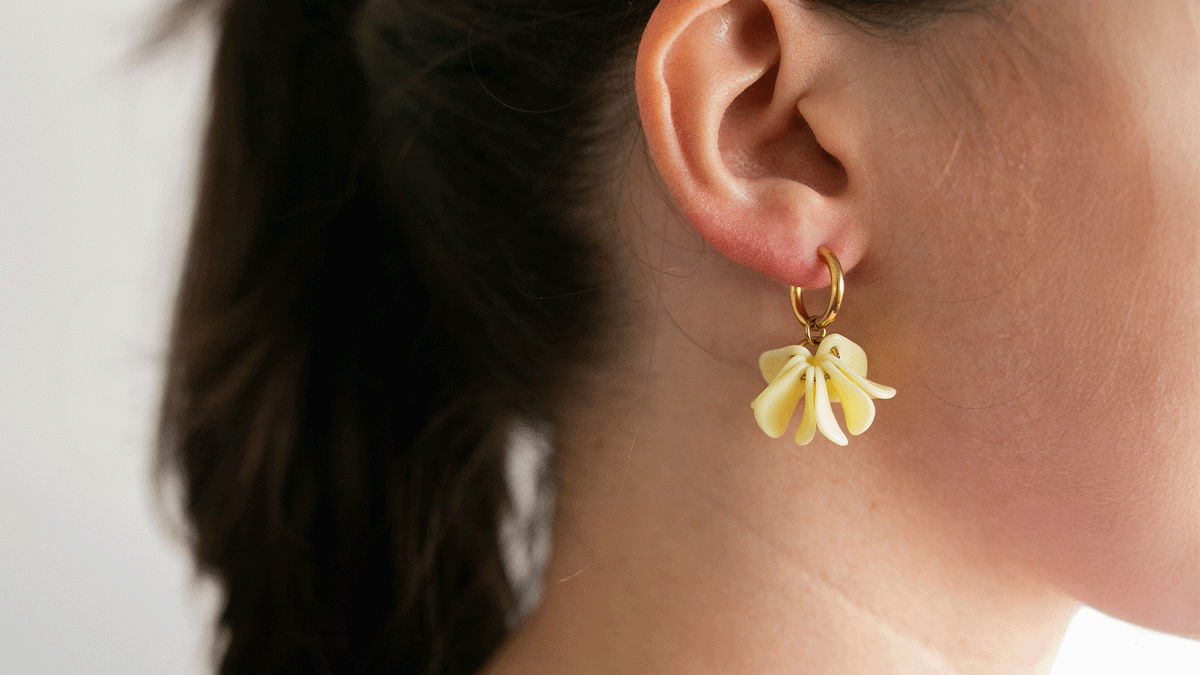 Boucles d'oreilles créoles et mini pétales Boucles d'oreilles créoles et mini pétales