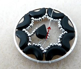 Boucles d'oreilles Sakura avec perles Amos® par Puca® étape 16 Boucles d'oreilles Sakura avec perles Amos® par Puca® étape 16