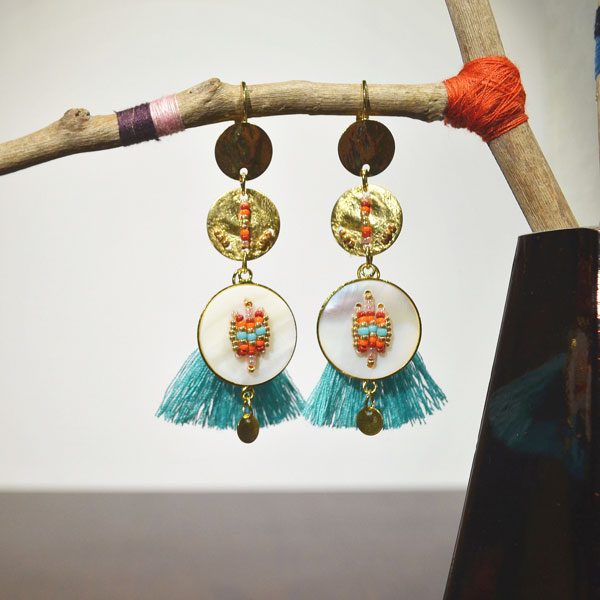 DIY Boucles d'oreilles ethniques pompons, nacre et perles Miyuki DIY Boucles d'oreilles ethniques pompons, nacre et perles Miyuki