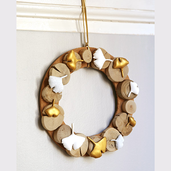 Couronne de noël avec feuilles de Ginkgo en Fimo Couronne de noël avec feuilles de Ginkgo en Fimo