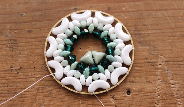 Sautoir Frosted Jungle Super-Khéops et toupies PureCrystal : Etape 6 Sautoir Frosted Jungle Super-Khéops et toupies PureCrystal : Etape 6