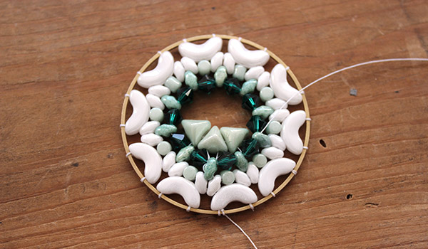 Sautoir Frosted Jungle Super-Khéops et toupies PureCrystal : Etape 7 Sautoir Frosted Jungle Super-Khéops et toupies PureCrystal : Etape 7