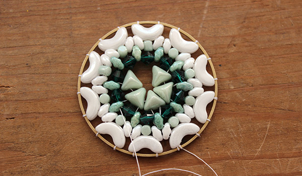 Sautoir Frosted Jungle Super-Khéops et toupies PureCrystal : Etape 8 Sautoir Frosted Jungle Super-Khéops et toupies PureCrystal : Etape 8