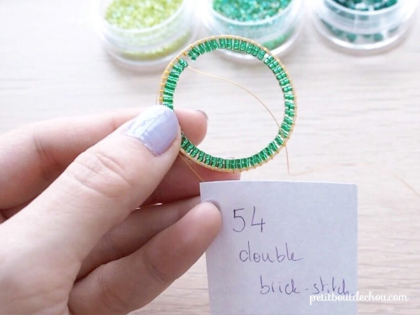 Pendentif cercle mandala en tissage brick stitch en perles Miyuki de Petit bout de chou : Etape 3 Pendentif cercle mandala en tissage brick stitch en perles Miyuki de Petit bout de chou : Etape 3