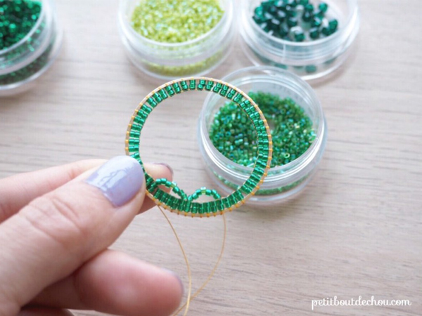 Pendentif cercle mandala en tissage brick stitch en perles Miyuki de Petit bout de chou : Etape 4 Pendentif cercle mandala en tissage brick stitch en perles Miyuki de Petit bout de chou : Etape 4