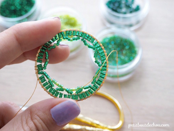 Pendentif cercle mandala en tissage brick stitch en perles Miyuki de Petit bout de chou : Etape 5 Pendentif cercle mandala en tissage brick stitch en perles Miyuki de Petit bout de chou : Etape 5