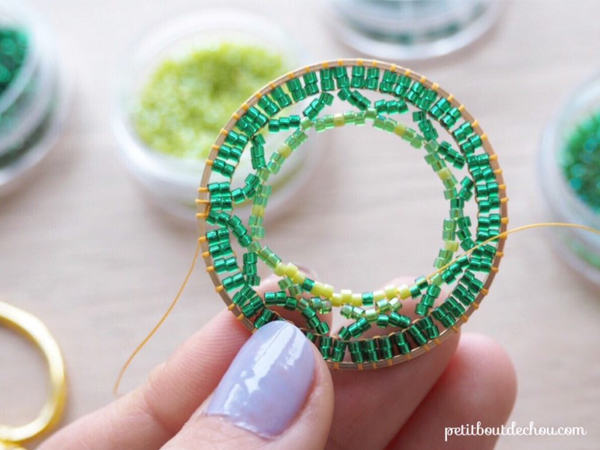 Pendentif cercle mandala en tissage brick stitch en perles Miyuki de Petit bout de chou : Etape 6 Pendentif cercle mandala en tissage brick stitch en perles Miyuki de Petit bout de chou : Etape 6