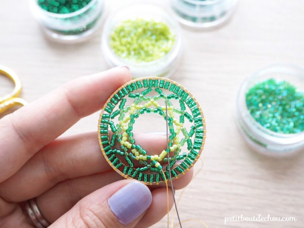 Pendentif cercle mandala en tissage brick stitch en perles Miyuki de Petit bout de chou : Etape 7 Pendentif cercle mandala en tissage brick stitch en perles Miyuki de Petit bout de chou : Etape 7