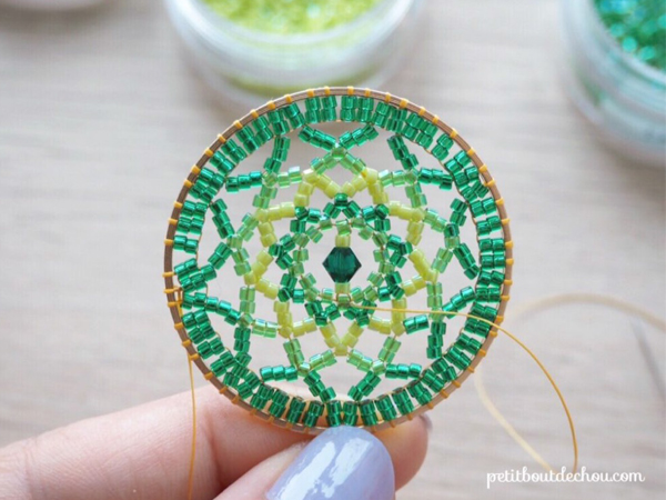 Pendentif cercle mandala en tissage brick stitch en perles Miyuki de Petit bout de chou : Etape 9 Pendentif cercle mandala en tissage brick stitch en perles Miyuki de Petit bout de chou : Etape 9