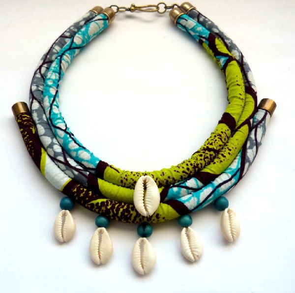 Collier en tissu wax et coquillages cauris pour l'été Collier en tissu wax et coquillages cauris pour l'été