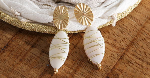 DIY Boucles d'oreilles pendantes nacrées et wire wrapping DIY Boucles d'oreilles pendantes nacrées et wire wrapping