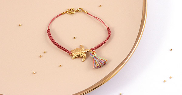 Schéma DIY Réaliser un bracelet en macramé avec intercalaire scarabée et pompon Schéma DIY Réaliser un bracelet en macramé avec intercalaire scarabée et pompon