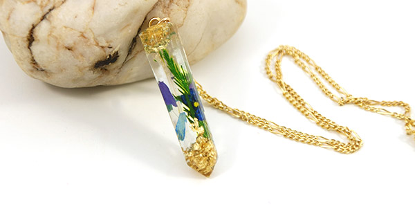 Pendentif pointe en résine avec feuilles d'or et fleurs séchées Pendentif pointe en résine avec feuilles d'or et fleurs séchées