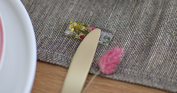 DIY Porte-couteau en résine avec inclusion de fleurs DIY Porte-couteau en résine avec inclusion de fleurs