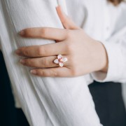 Bague fleur 23x21 mm avec résine époxy - Acier inox 304L Doré - Rose nacré x1