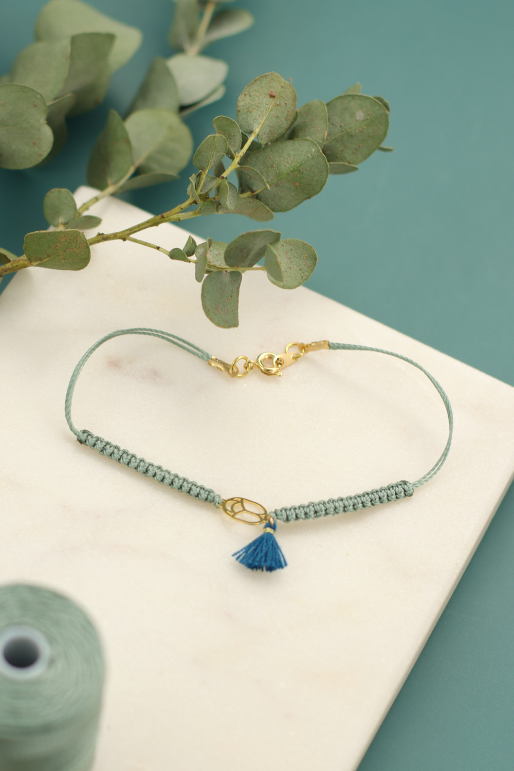 Schéma DIY Réaliser un bracelet en macramé avec intercalaire scarabée et pompon Schéma DIY Réaliser un bracelet en macramé avec intercalaire scarabée et pompon