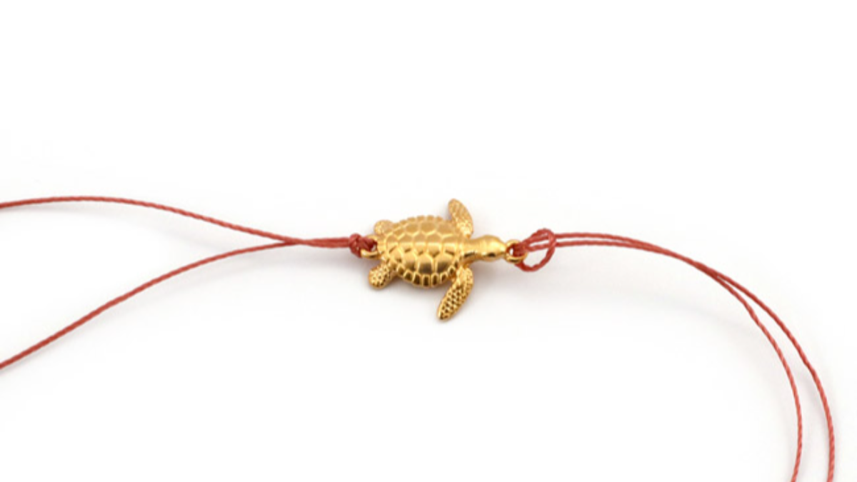 DIY Réaliser un bracelet en macramé avec intercalaire scarabée et pompon : Etape 1 DIY Réaliser un bracelet en macramé avec intercalaire scarabée et pompon : Etape 1