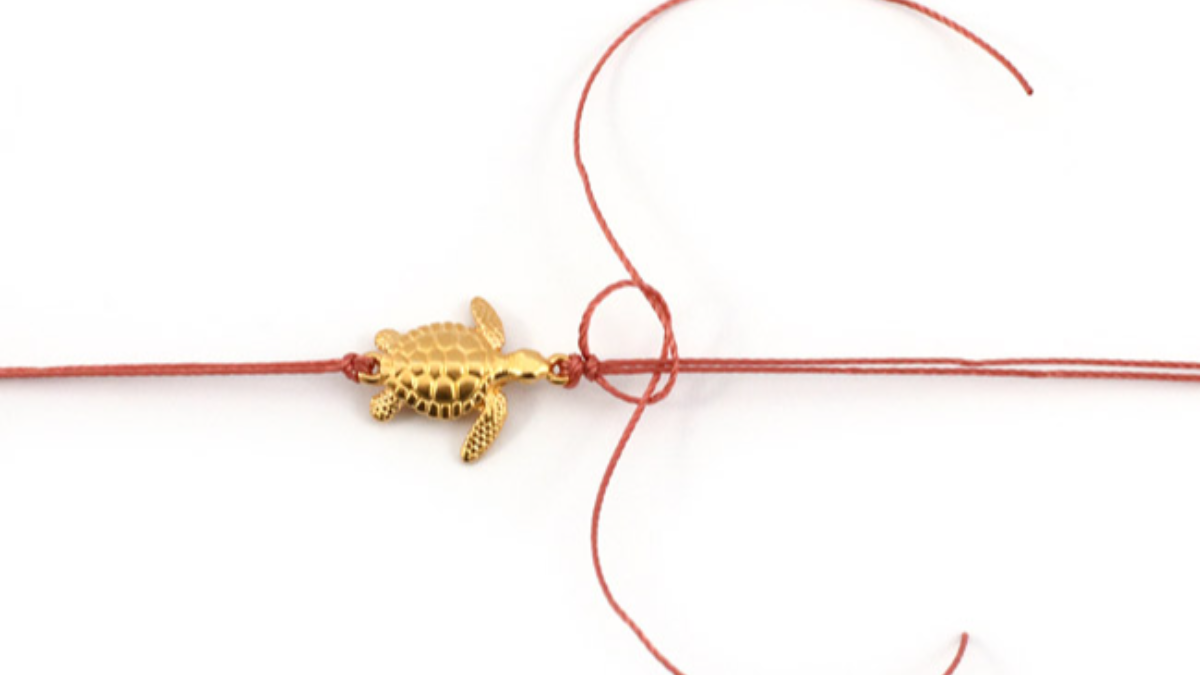 DIY Réaliser un bracelet en macramé avec intercalaire scarabée et pompon : Etape 2 DIY Réaliser un bracelet en macramé avec intercalaire scarabée et pompon : Etape 2