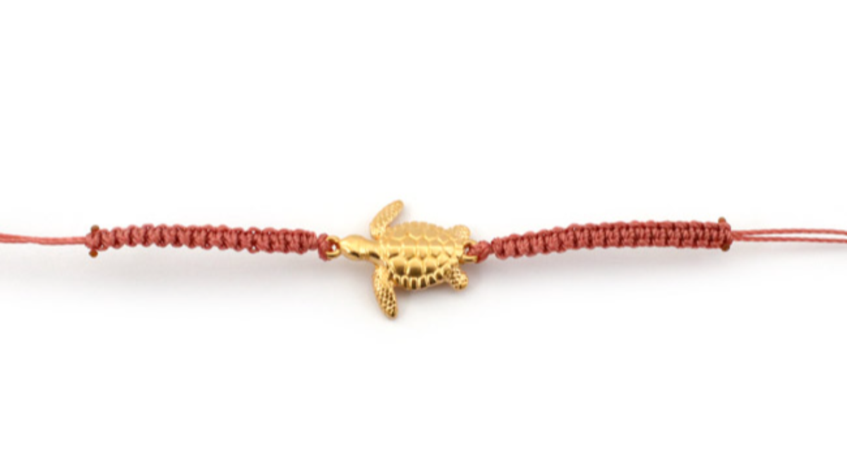 DIY Réaliser un bracelet en macramé avec intercalaire scarabée et pompon : Etape 3 DIY Réaliser un bracelet en macramé avec intercalaire scarabée et pompon : Etape 3