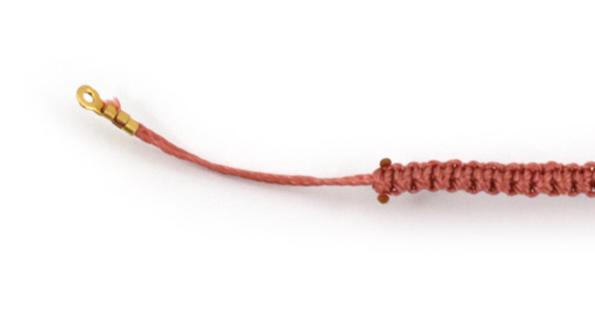 DIY Réaliser un bracelet en macramé avec intercalaire scarabée et pompon : Etape 4 DIY Réaliser un bracelet en macramé avec intercalaire scarabée et pompon : Etape 4